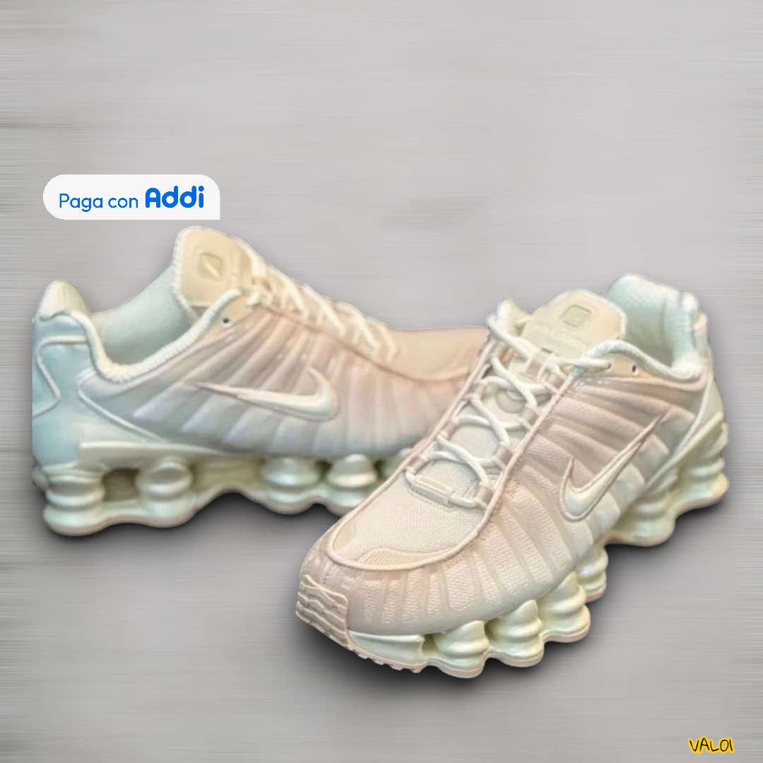 Nike Shox Gusano modelo urbano blanco con detalles plateados