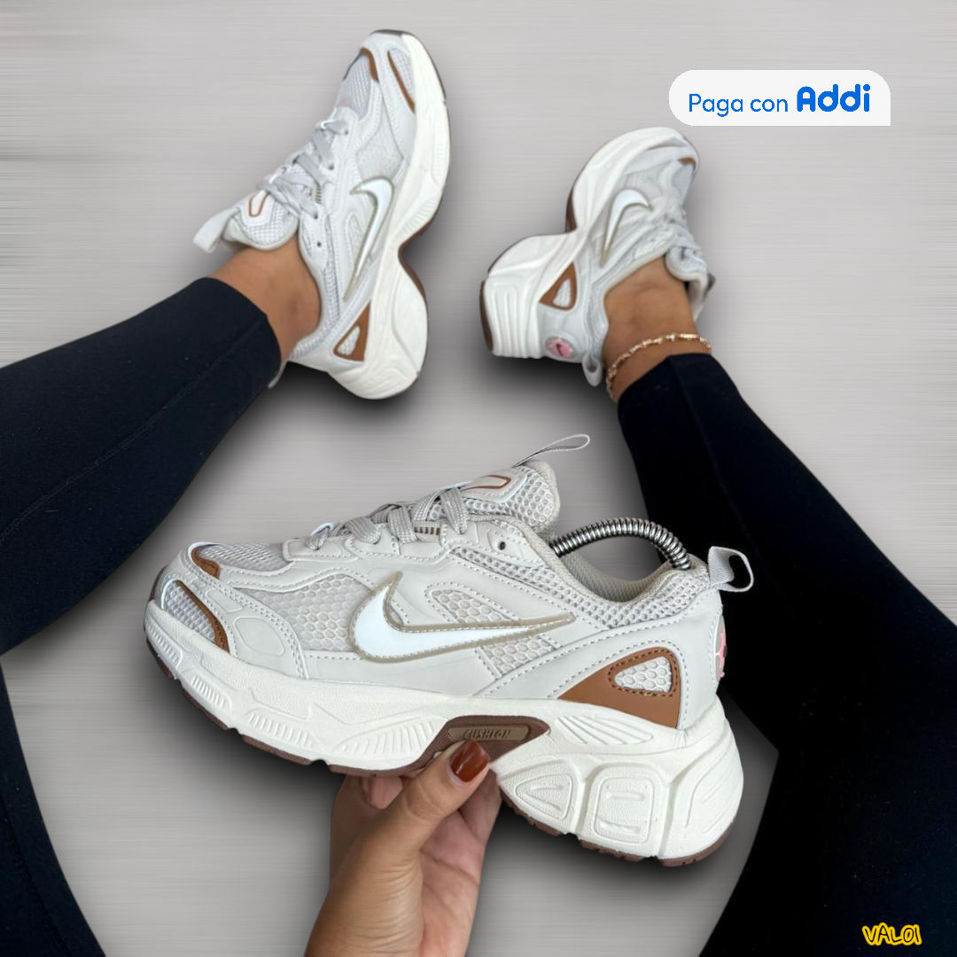 Nike V5K calzado deportivo hombre beige café estilo urbano moderno