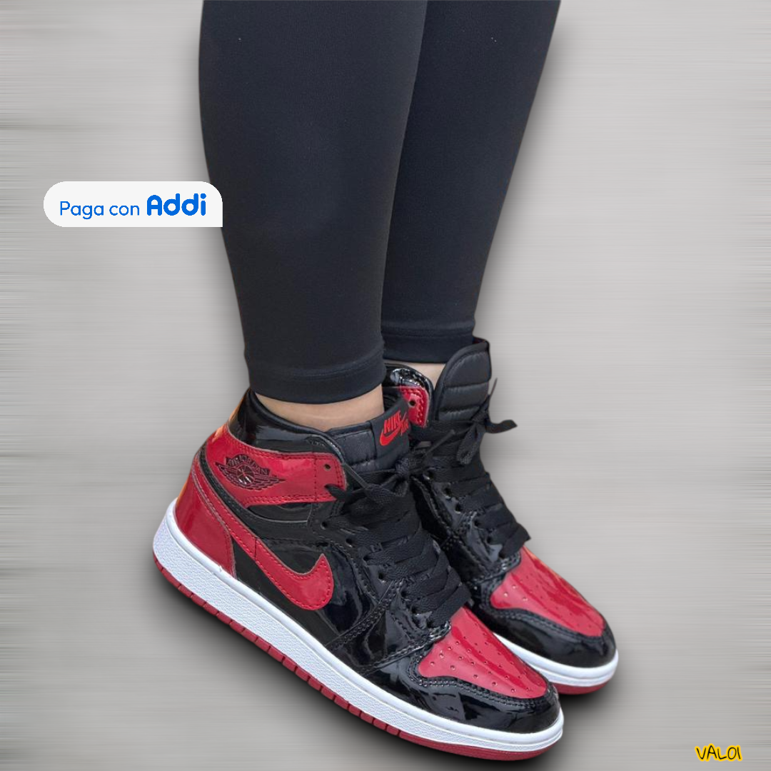 Tenis Jordan Retro 1 Charol negro rojo caña alta estilo street