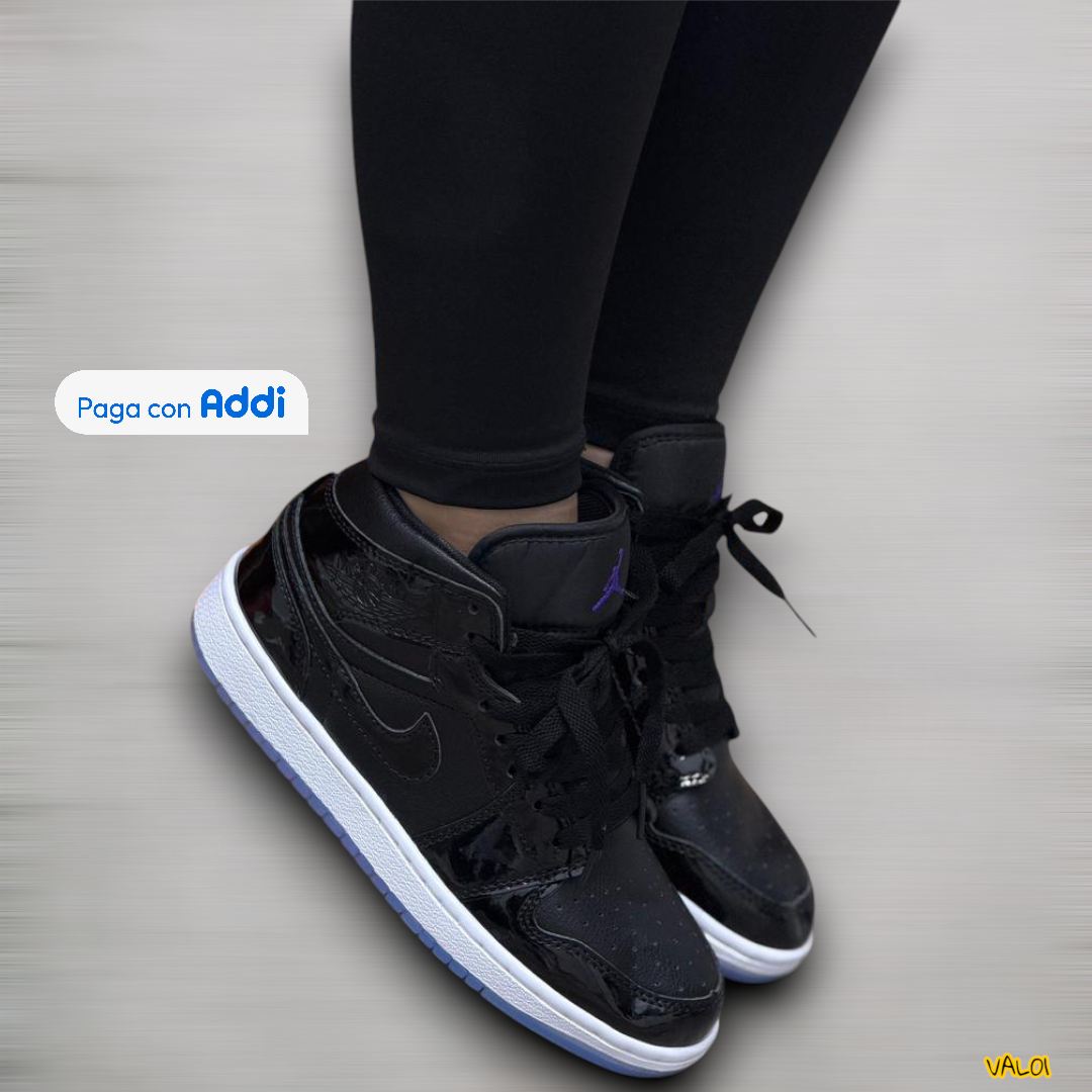 Tenis Jordan Retro 1 Charol negro monocromático diseño clásico urbano