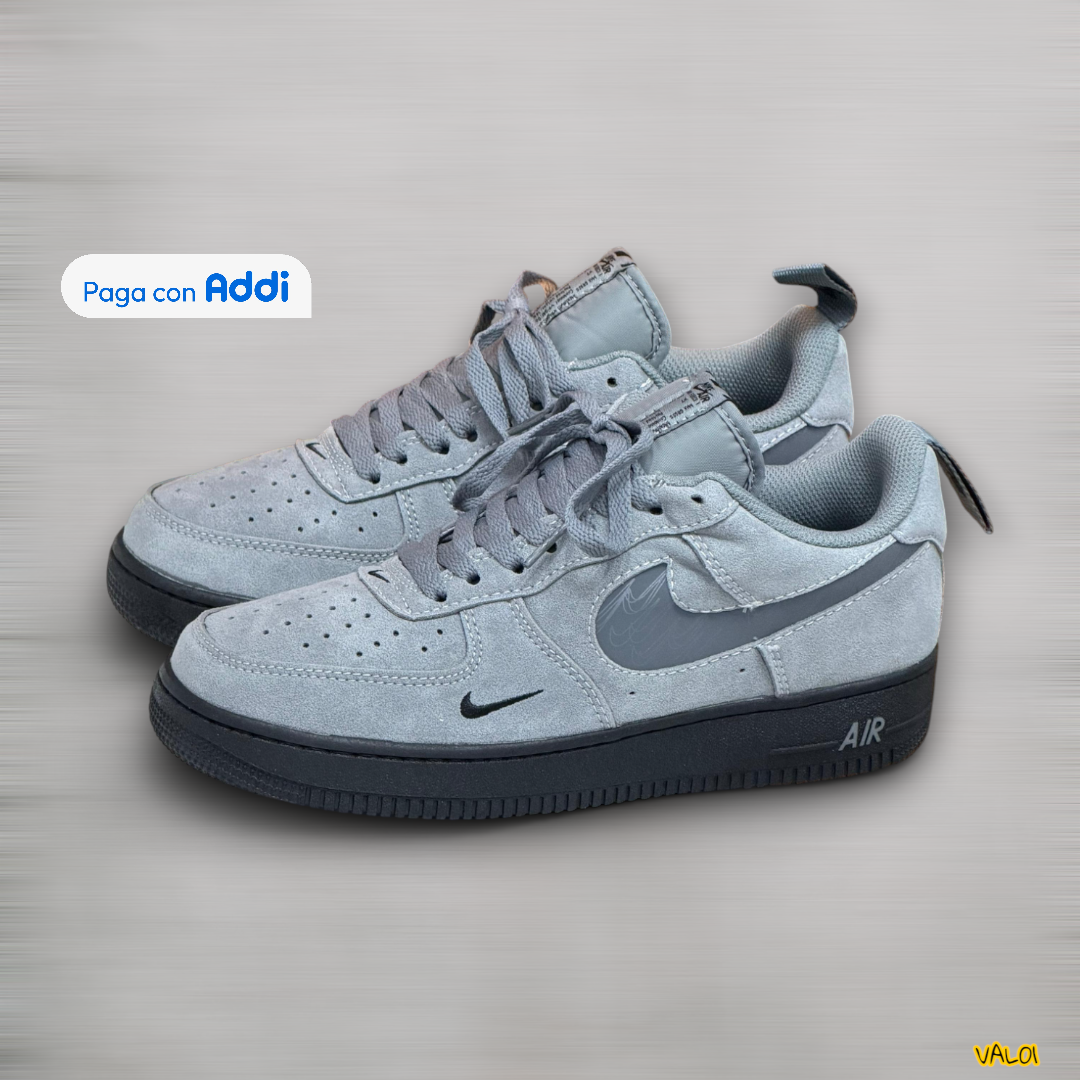 Tenis Nike Force 1 color gris con diseño urbano y acabados premium