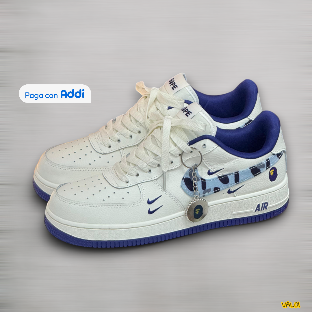 Tenis Nike Force 1 blancos con detalles azules estilo casual