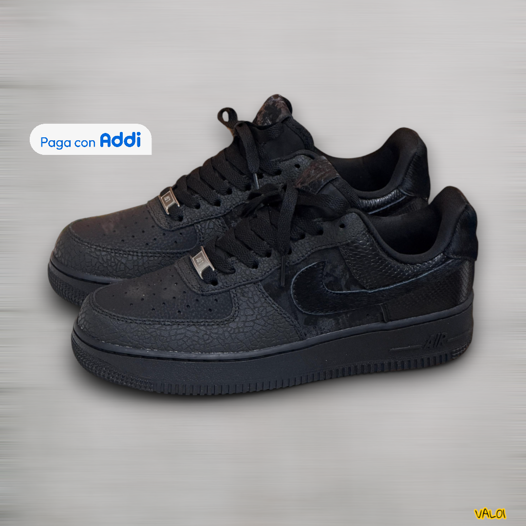 Tenis Nike Force 1 (AF1) negro diseño llamativo urbano