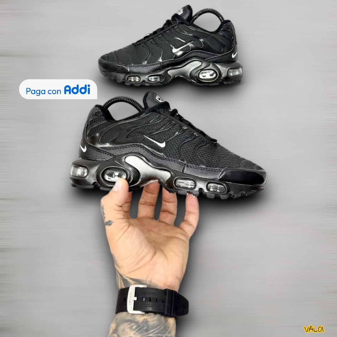 Tenis Nike TN negro plateado acabado metálico streetwear