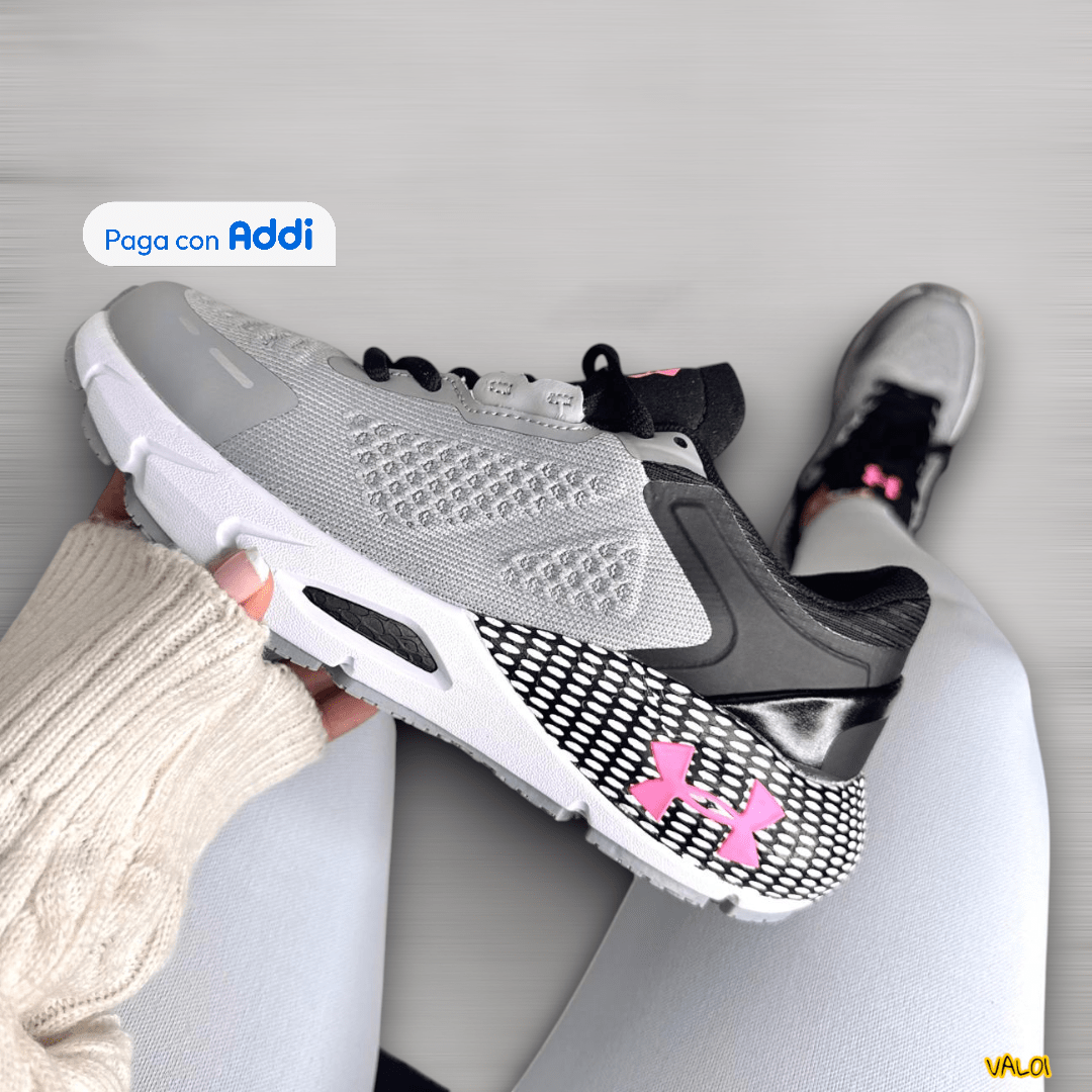 Tenis Under Armour gris negro acabado moderno y versátil