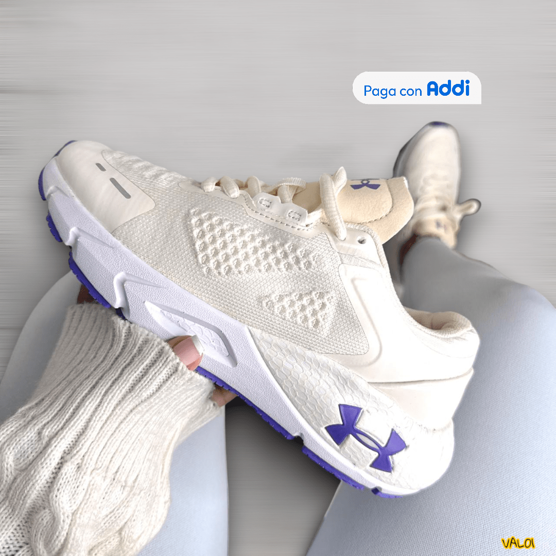 Tenis Under Armour blanco diseño deportivo urbano elegante