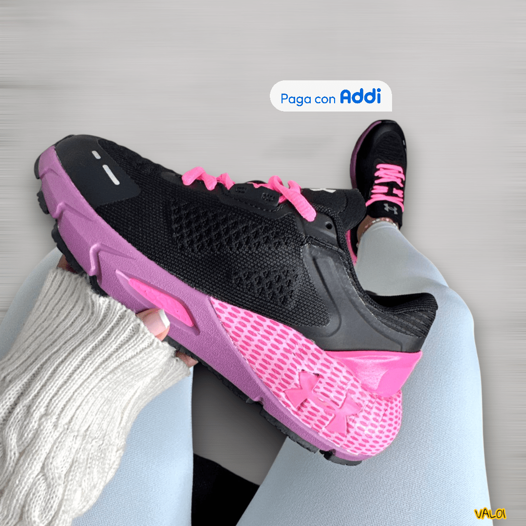 Tenis Under Armour negro rosa look moderno y femenino