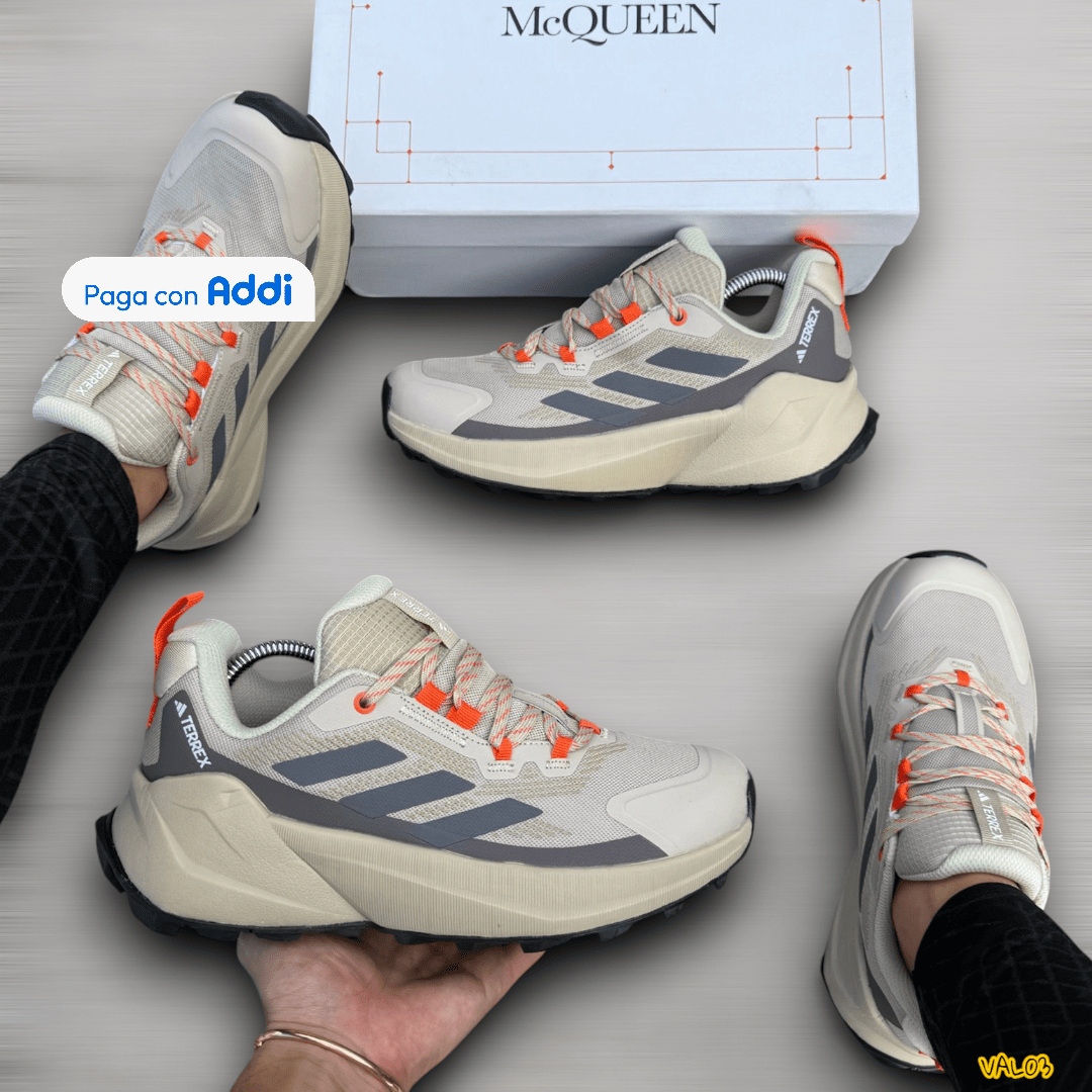 Tenis Adidas Terrex beige naranja gris estilo trail running urbano amortiguación cómoda calidad 1.1