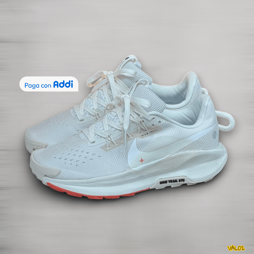 Tenis Nike Zoom Pegasus Trail blanco naranja diseño deportivo llamativo