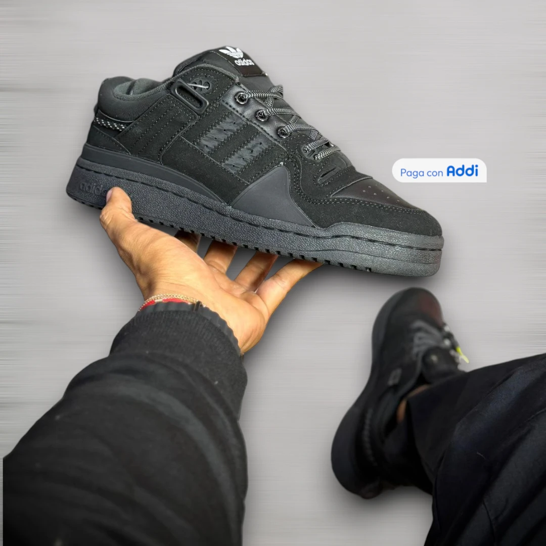 Tenis Adidas Bad Bunny hombre negro estilo urbano con diseño moderno y máximo confort