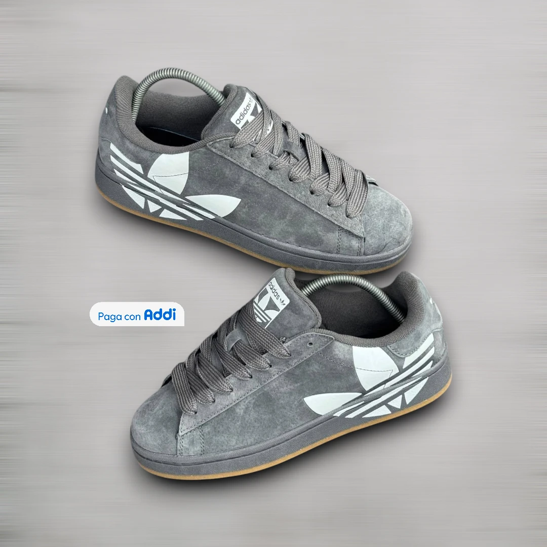 Tenis Adidas Campus gris blanco estilo casual urbano para caminar con diseño clásico y comodidad