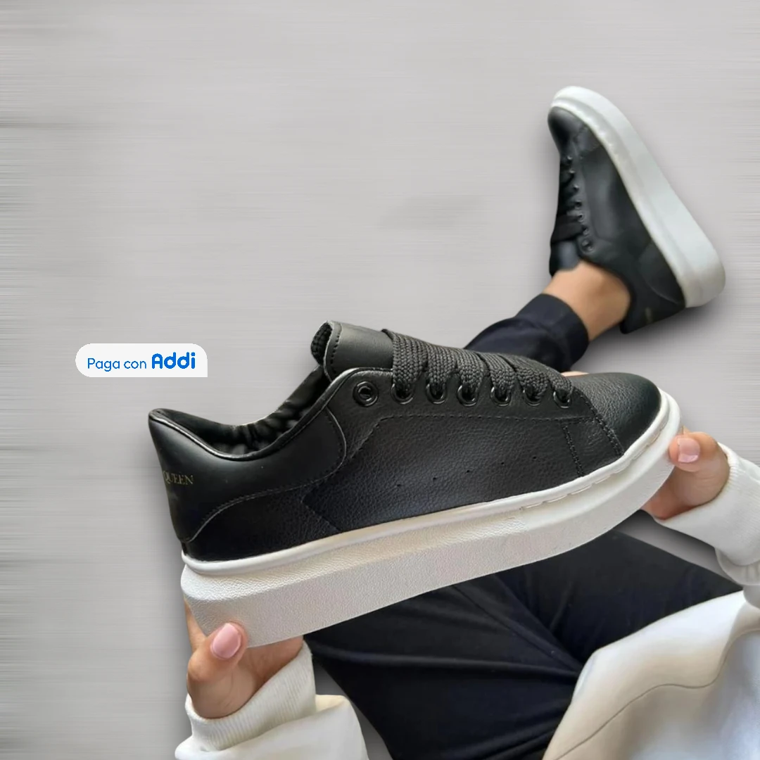 Tenis urbanos Alexander McQueen negro blanco para caminar con diseño minimalista moderno