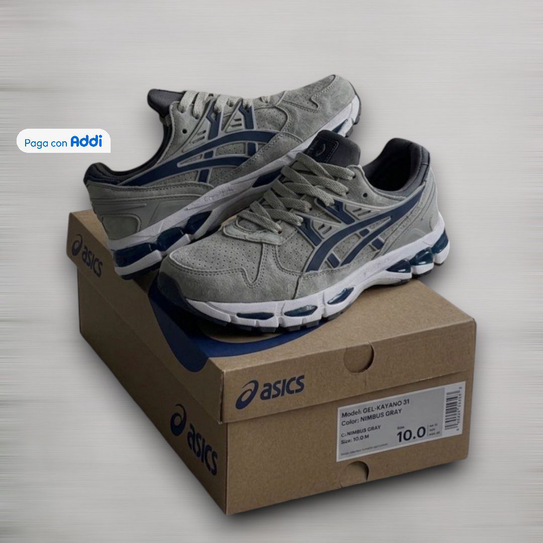 Los tenis Asics Kayano 21 calidad 1.1 gris con azul mezclan un diseño retro deportivo con acabados premium. Ajuste cómodo, suela resistente y estilo urbano en tendencia.