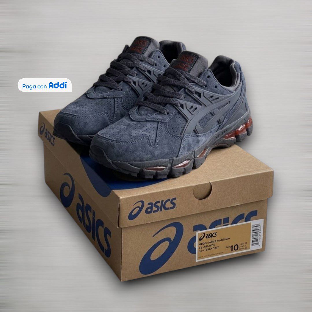 Los tenis Asics Kayano 21 calidad 1.1 gris con negro destacan por su diseño moderno y deportivo. Perfectos para quienes buscan comodidad, durabilidad y una estética urbana fácil de combinar.