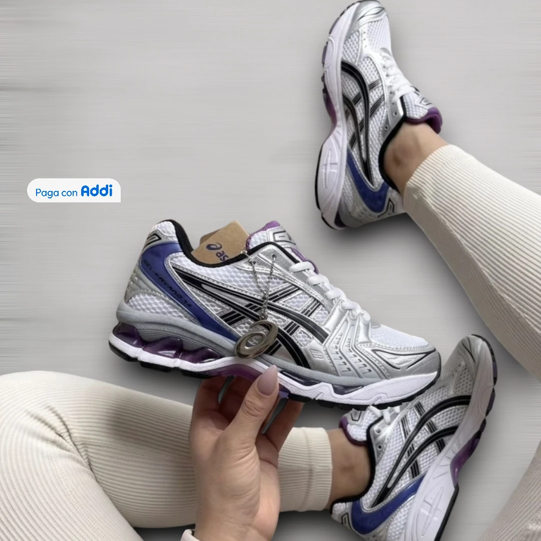 Tenis running Asics Kayano blanco plateado y morado para caminar con estilo deportivo urbano