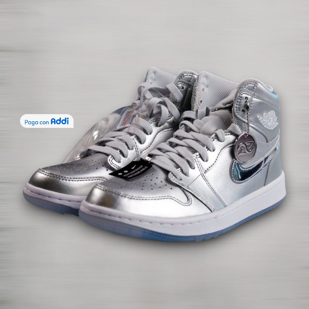 Tenis Bota Jordan Retro 1 calidad 1.1 en plateado con diseño urbano en tendencia. Acabados premium, ajuste cómodo y estilo streetwear ideal para outfits modernos y versátiles.