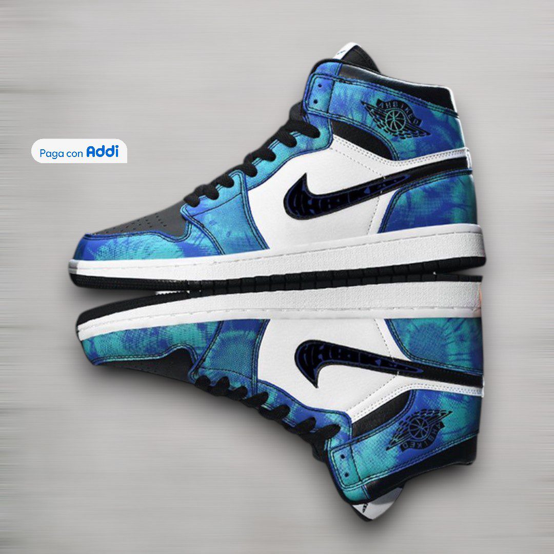 Tenis Bota Jordan Retro 1 calidad 1.1 negro, azul y blanco con estética deportiva clásica y estilo urbano moderno. Su estructura cómoda y acabados importados premium los hacen ideales para uso diario.