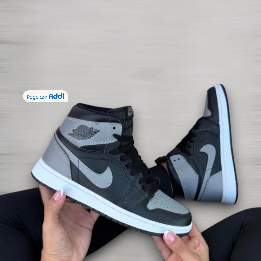 Los tenis Bota Jordan Retro 1 calidad 1.1 negro con gris ofrecen una combinación sobria y versátil inspirada en la tendencia streetwear. Comodidad, durabilidad y diseño icónico en un solo modelo.