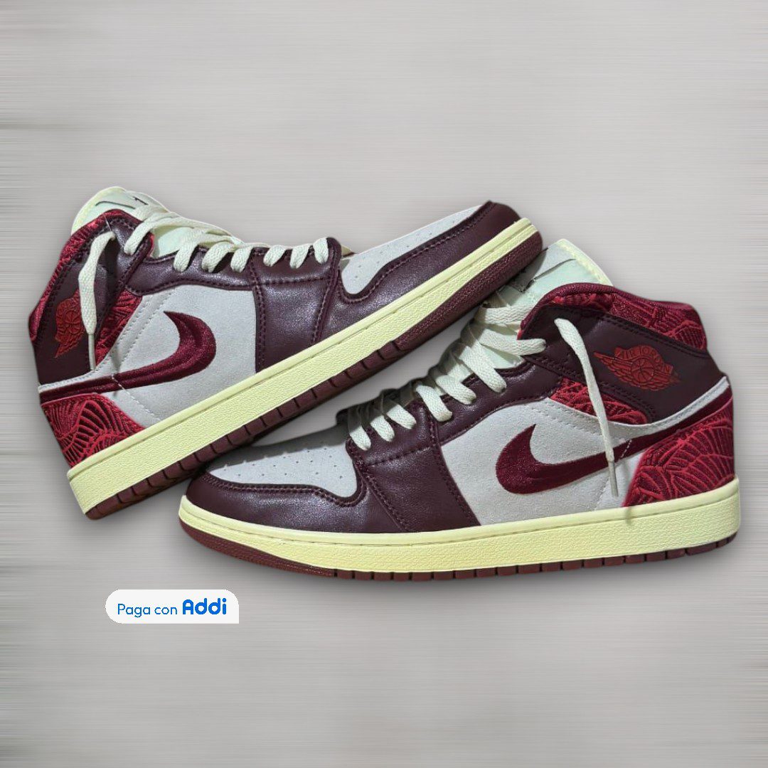 Tenis Bota Jordan Retro 1 calidad 1.1 en tonos rojo, vinotinto, blanco y negro con diseño llamativo y esencia retro urbana. Ideales para quienes buscan destacar con estilo y confort premium.