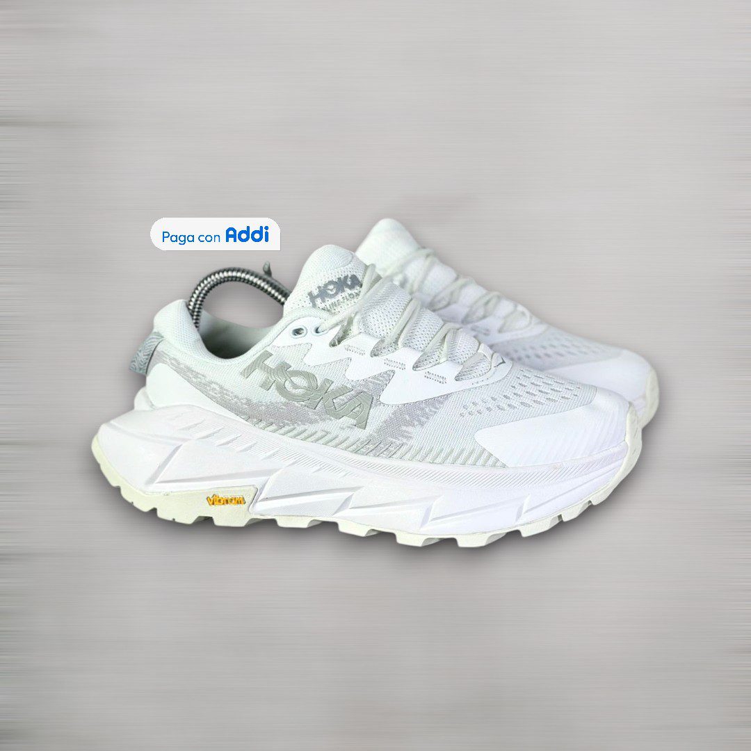 Tenis Hoka blanco para running y caminatas con amortiguación avanzada, confort superior y estilo deportivo