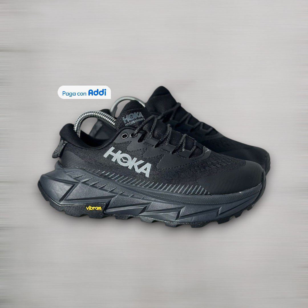 Tenis Hoka negro estilo running para caminar con máxima amortiguación, comodidad premium y diseño deportivo moderno