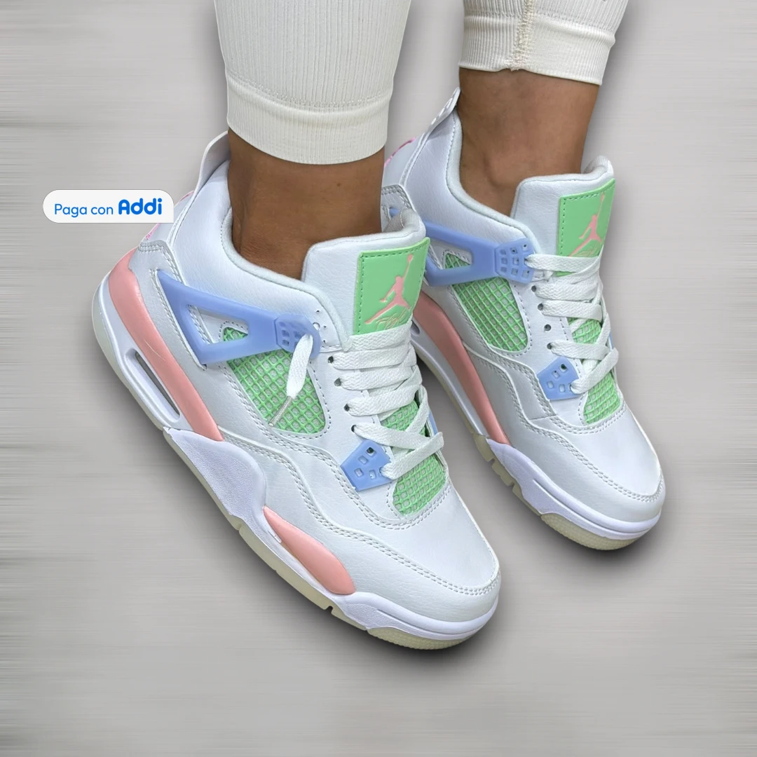 Tenis Jordan Retro 4 mujer blanco verde rosado azul multicolor, con diseño urbano llamativo y estilo clásico de baloncesto
