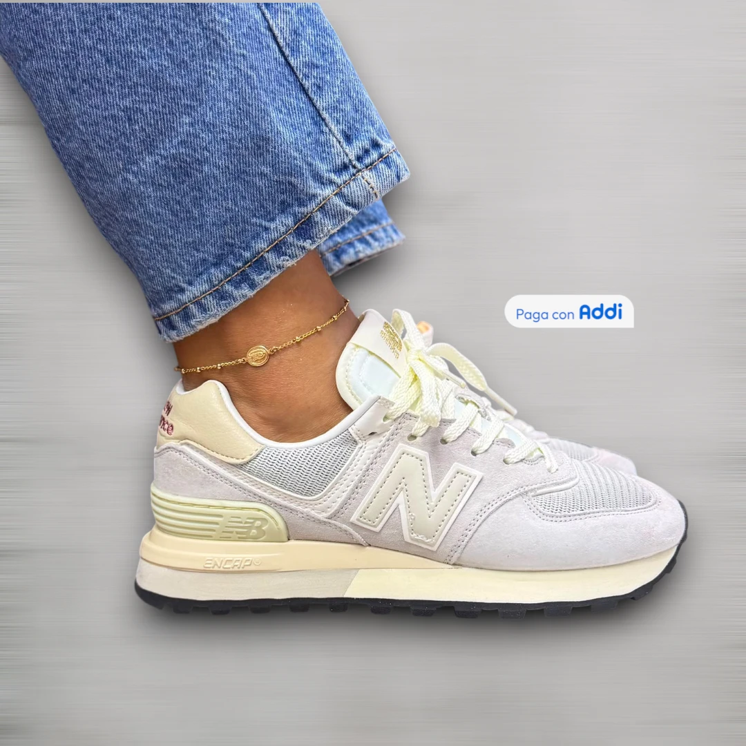 Tenis New Balance 574 mujer gris estilo lifestyle para caminar con silueta clásica, comodidad prolongada y acabado versátil