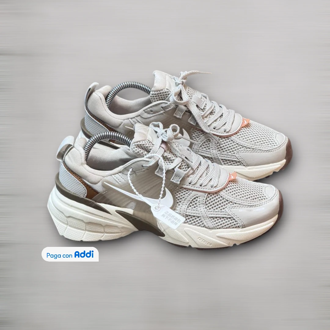 Tenis Nike V2K mujer gris café para uso diario con estilo running, comodidad premium y diseño contemporáneo