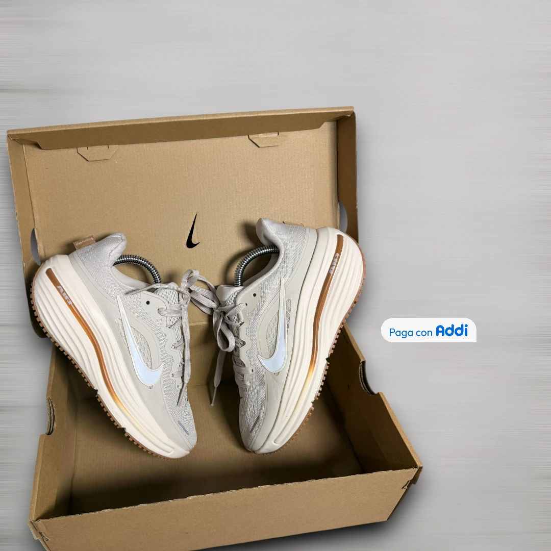 Tenis deportivos Nike Air Zoom beige para caminar con suela cómoda y estilo urbano
