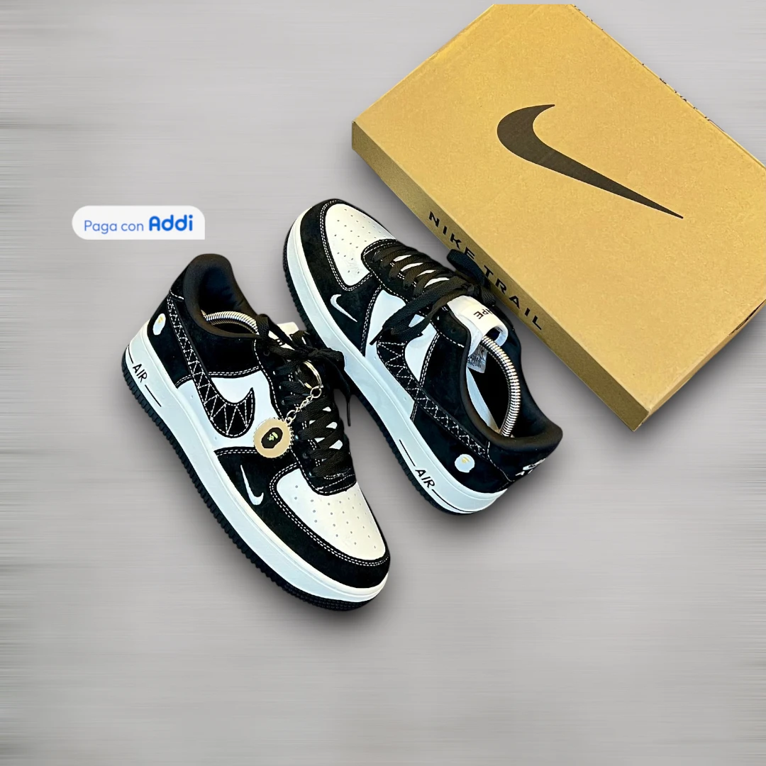 Tenis Nike Force 1 AF1 negro blanco estilo casual para caminar con diseño icónico y confort premium
