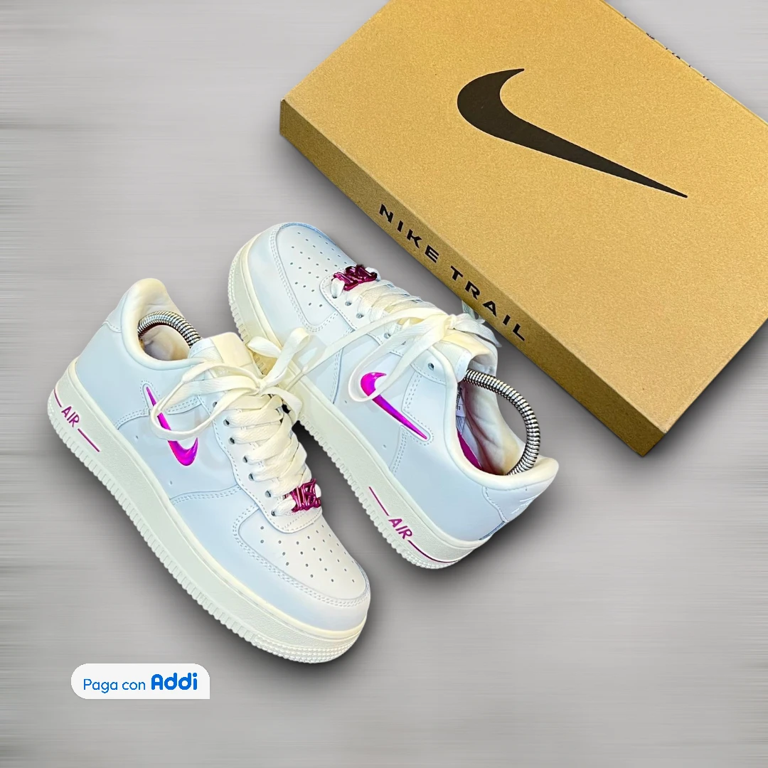 Tenis blancos con detalles rosados estilo urbano clásico suela robusta