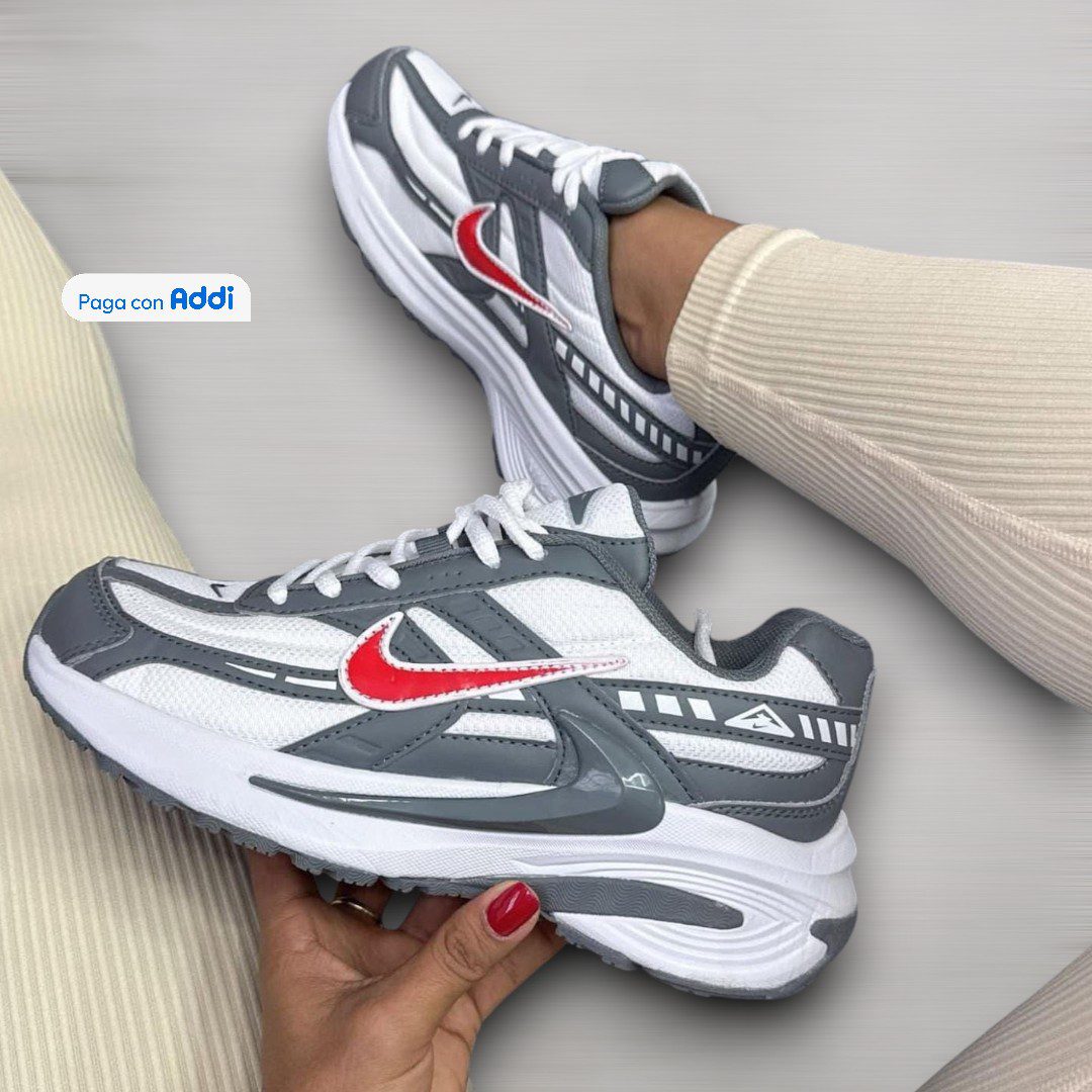 Tenis Nike Initiator blanco gris rojo estilo running urbano con comodidad diaria y diseño moderno