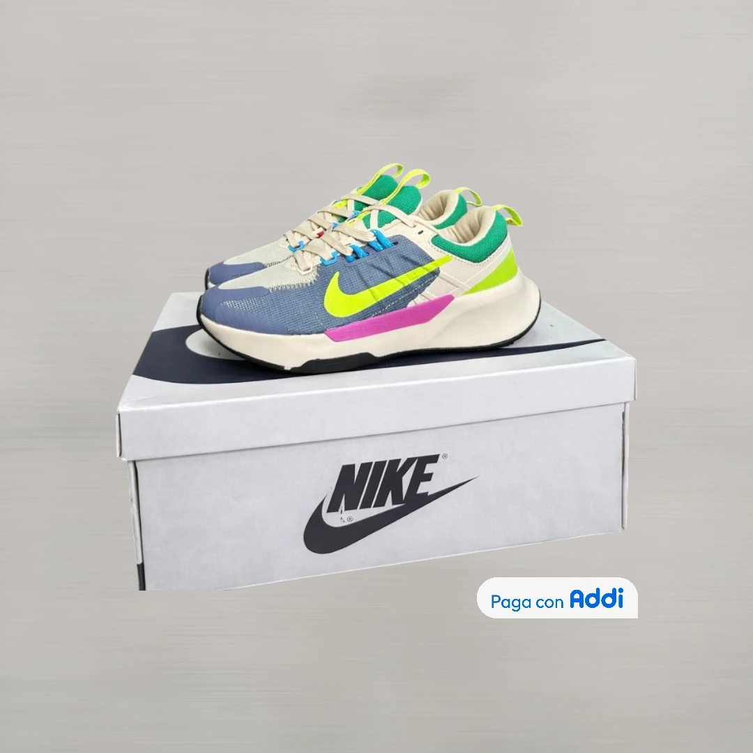 Tenis beige con azul verde y rosa look urbano moderno colorido