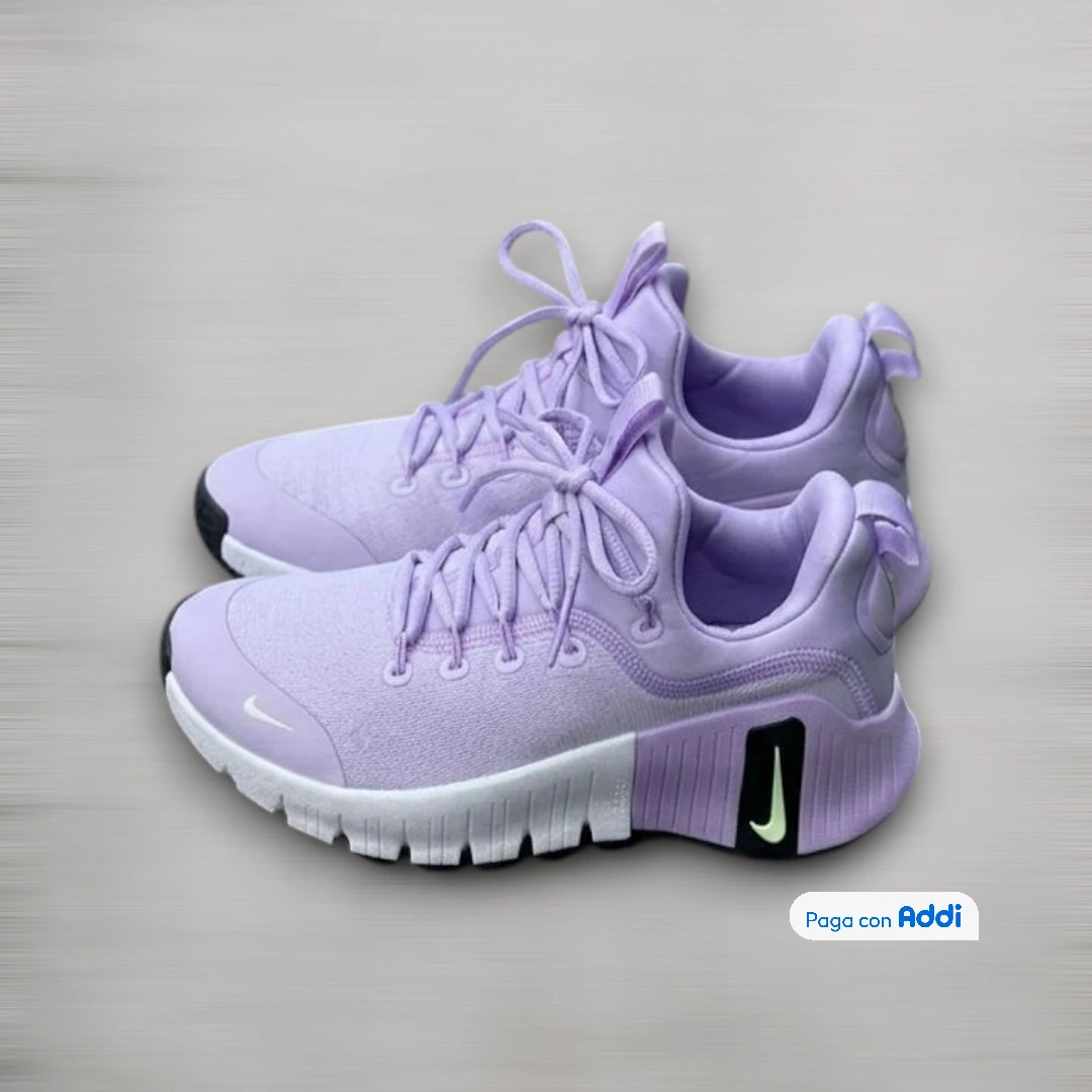 Tenis fitness Nike Metcon morado para mujer con estilo urbano y estabilidad