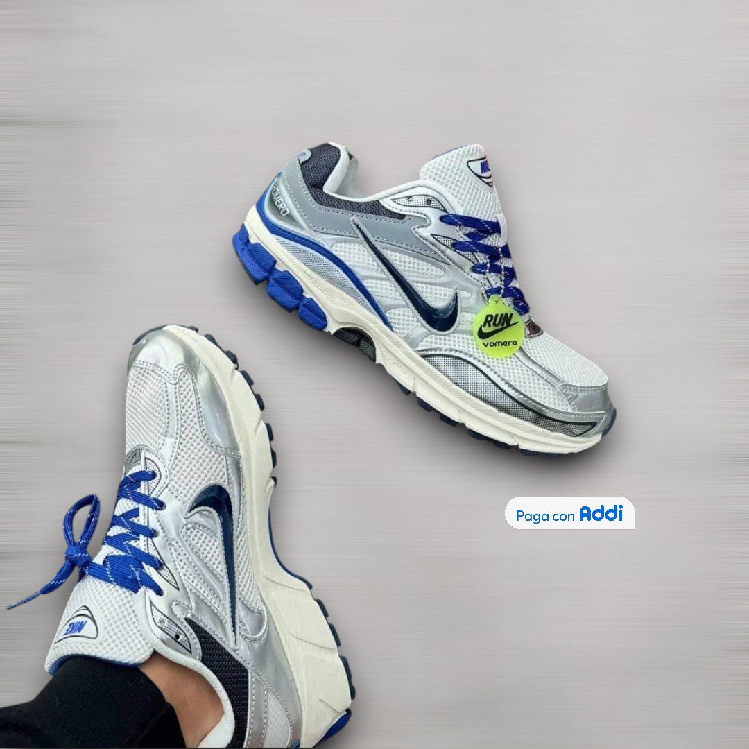 Los tenis Nike Run Vomero calidad 1.1 blanco con plateado y azul combinan diseño deportivo y tendencia lifestyle. Incorporan suela cómoda, materiales resistentes y un look versátil fácil de combinar.