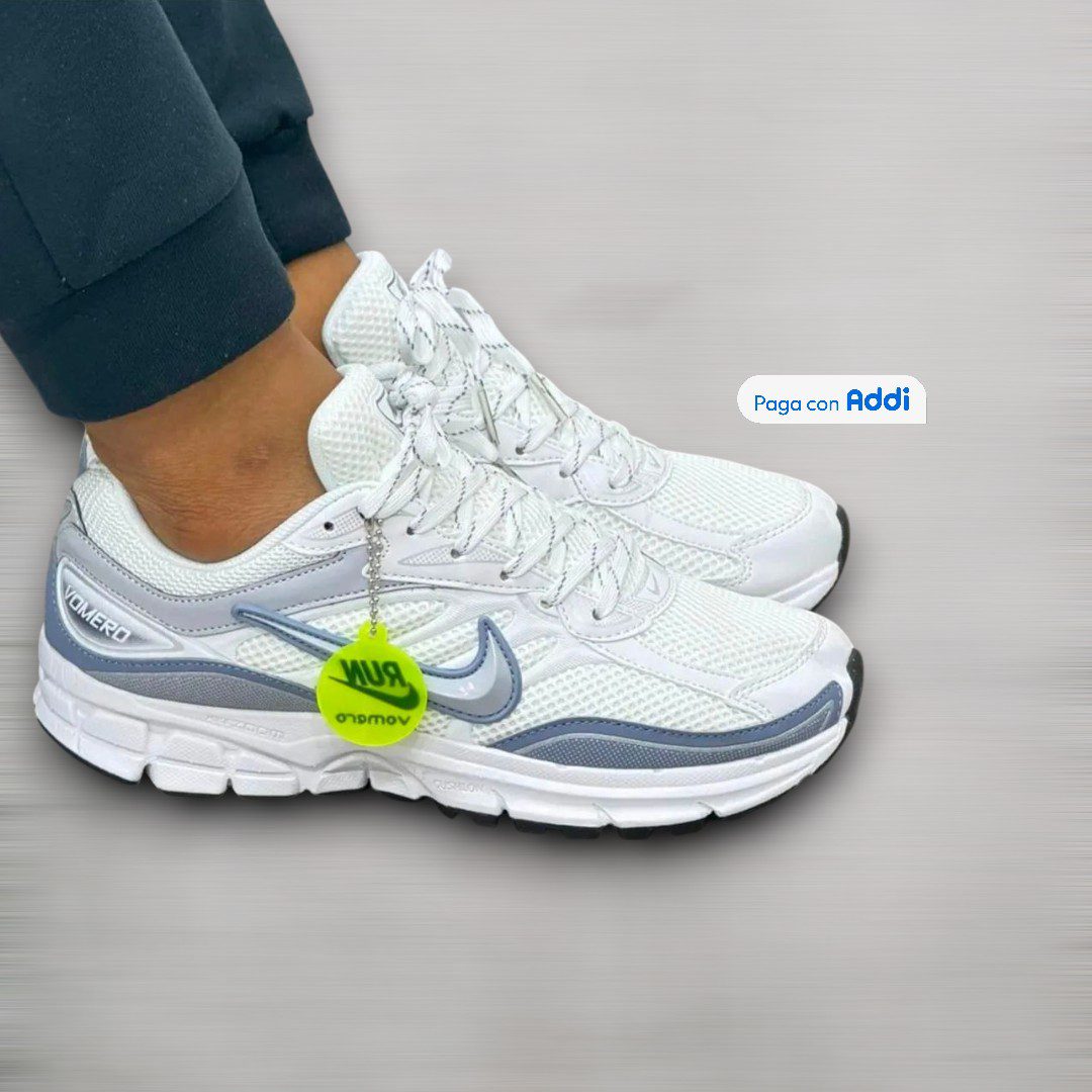 Los tenis Nike Run Vomero calidad 1.1 blanco con gris combinan diseño deportivo y tendencia lifestyle. Incorporan suela cómoda, materiales resistentes y un look versátil fácil de combinar.