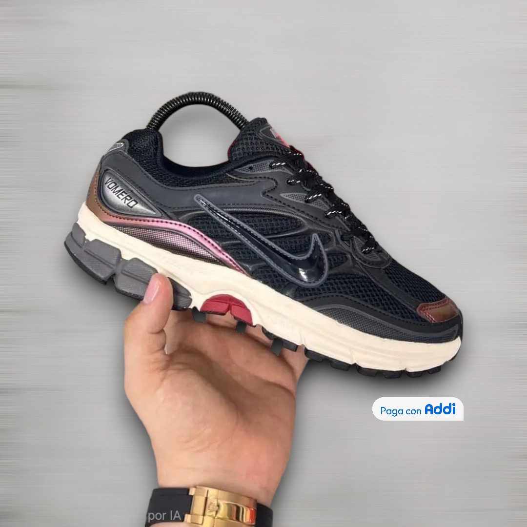 Tenis Nike Run Vomero calidad 1.1 negro con rojo de inspiración running y estilo urbano en tendencia. Ajuste cómodo, excelente amortiguación visual y acabados importados premium.
