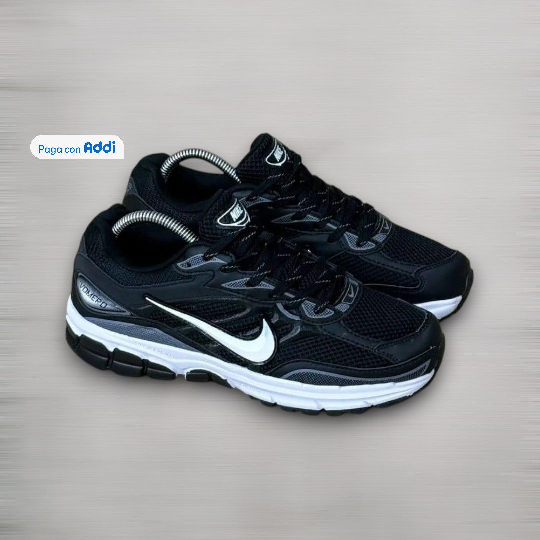 Los tenis Nike Run Vomero calidad 1.1 negro con blanco ofrecen una estética moderna y minimalista perfecta para outfits casuales y deportivos. Cómodos, ligeros y versátiles para el día a día.