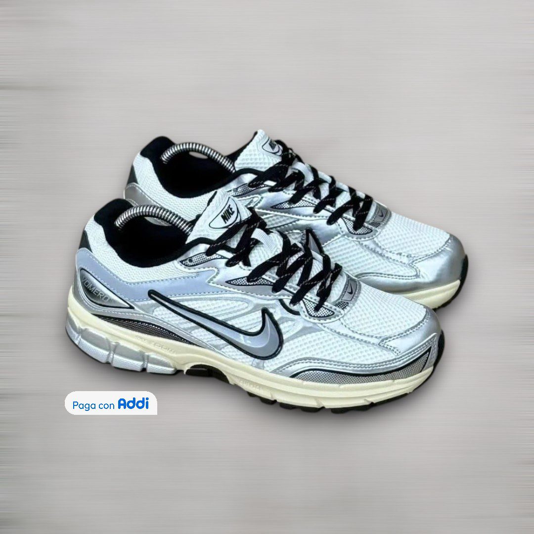 Tenis Nike Run Vomero calidad 1.1 blanco con plateado, ideales para quienes buscan un diseño moderno con detalles premium. Comodidad superior y estilo urbano deportivo en un solo modelo.