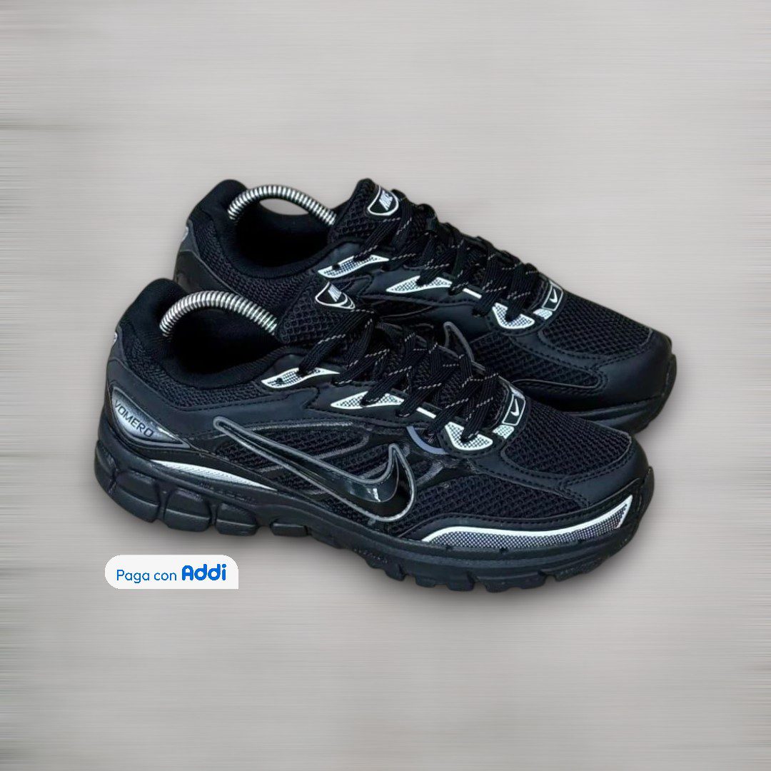 Los tenis Nike Run Vomero calidad 1.1 completamente negros destacan por su diseño limpio y versátil. Perfectos para uso diario gracias a su comodidad, durabilidad y estilo deportivo urbano.