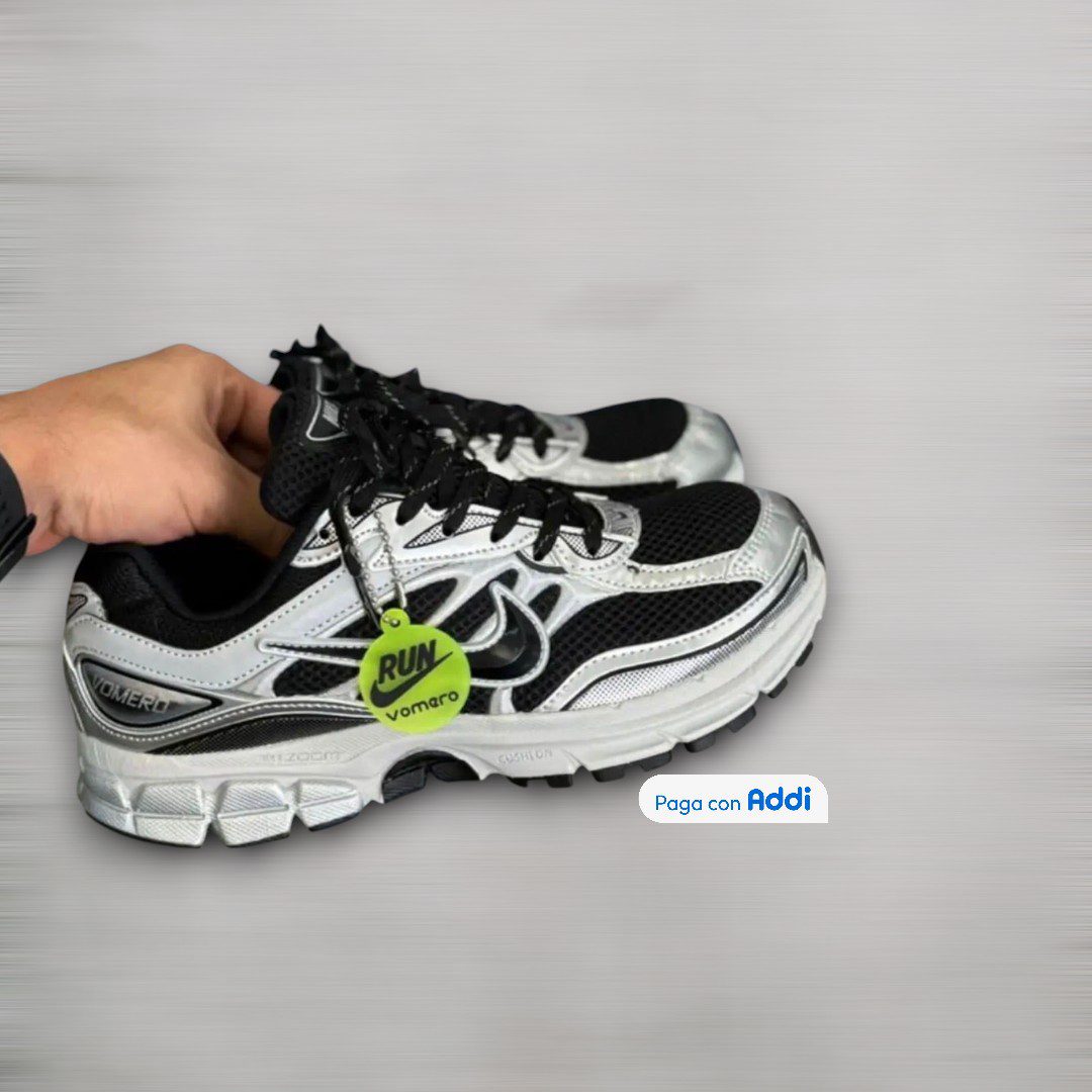 Tenis Nike Run Vomero calidad 1.1 negro con plateado, diseñados con estética running moderna y acabados premium. Su comodidad, ajuste ligero y estilo urbano los hacen ideales para uso diario y outfits deportivos.
