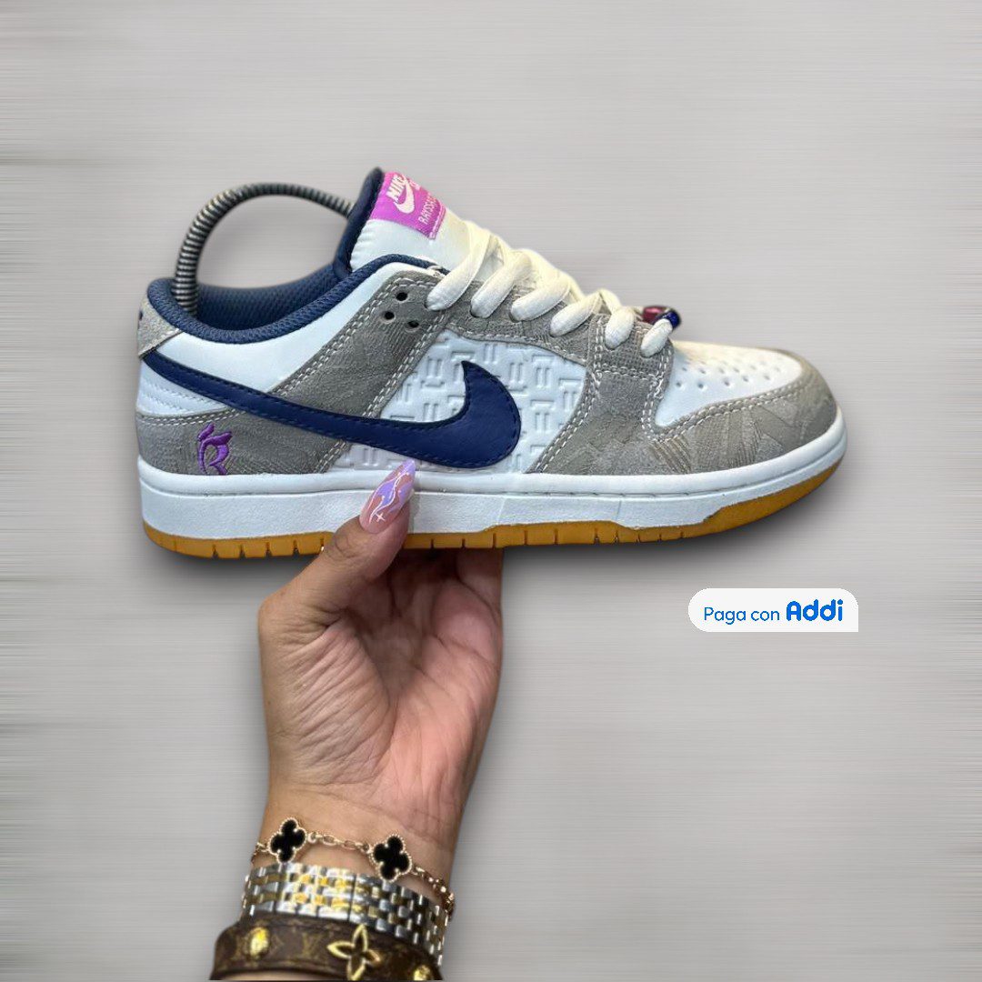 Tenis Nike SB blanco gris morado para skate urbano con diseño moderno y suela durable