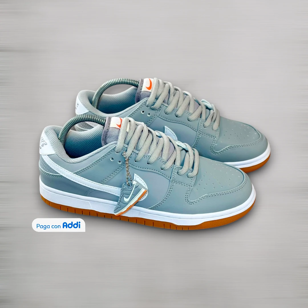 Tenis Nike SB azul blanco estilo skate urbano para caminar con suela resistente, comodidad y diseño moderno
