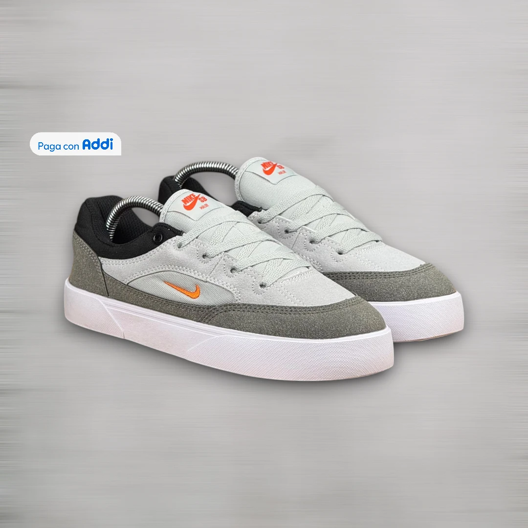 Tenis Nike SB blanco naranja estilo skate casual con diseño urbano y suela resistente