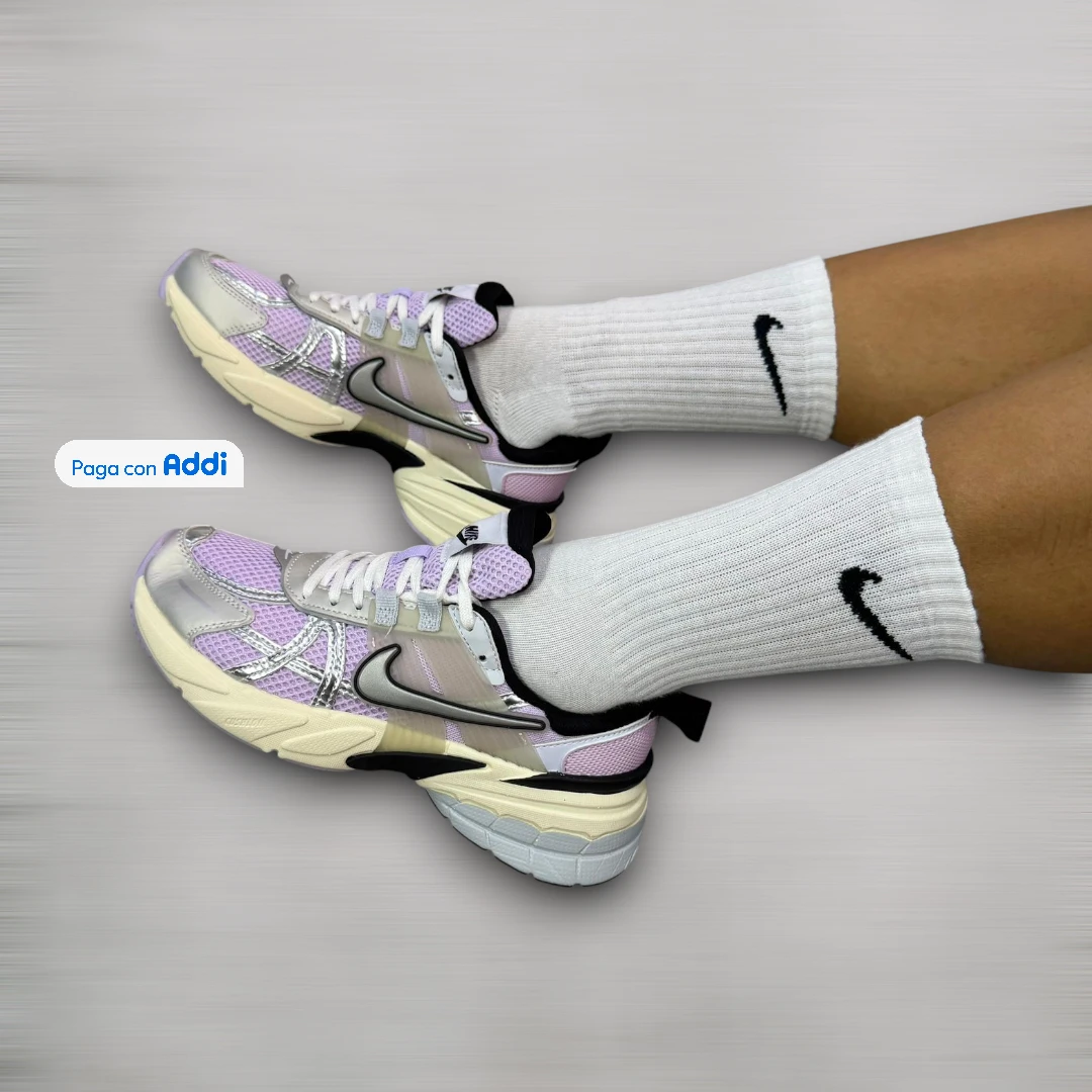 Tenis running Nike V2K morado para mujer con estilo urbano y amortiguación cómoda