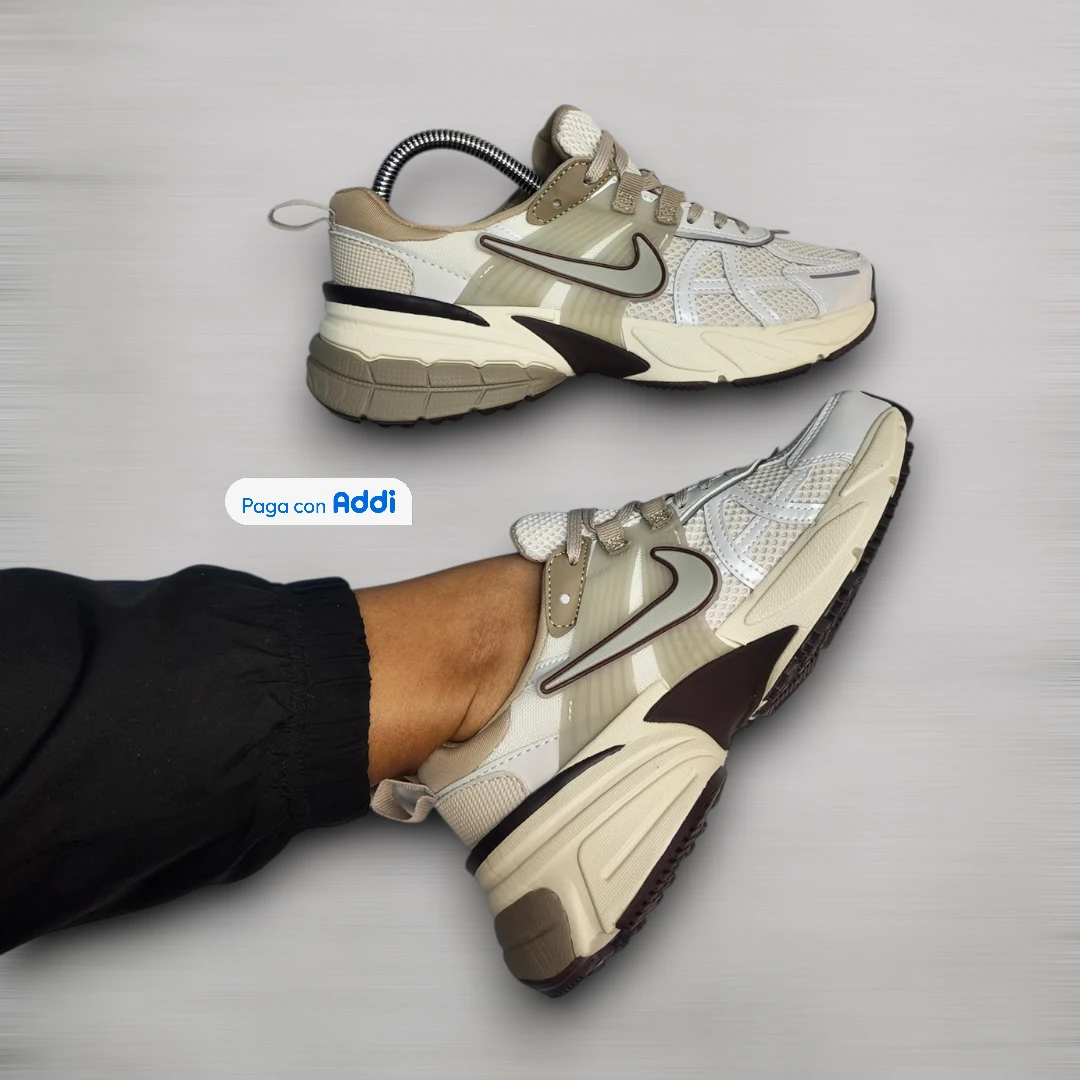 Tenis Nike V2K gris para running y uso diario con máxima comodidad, amortiguación y estilo deportivo