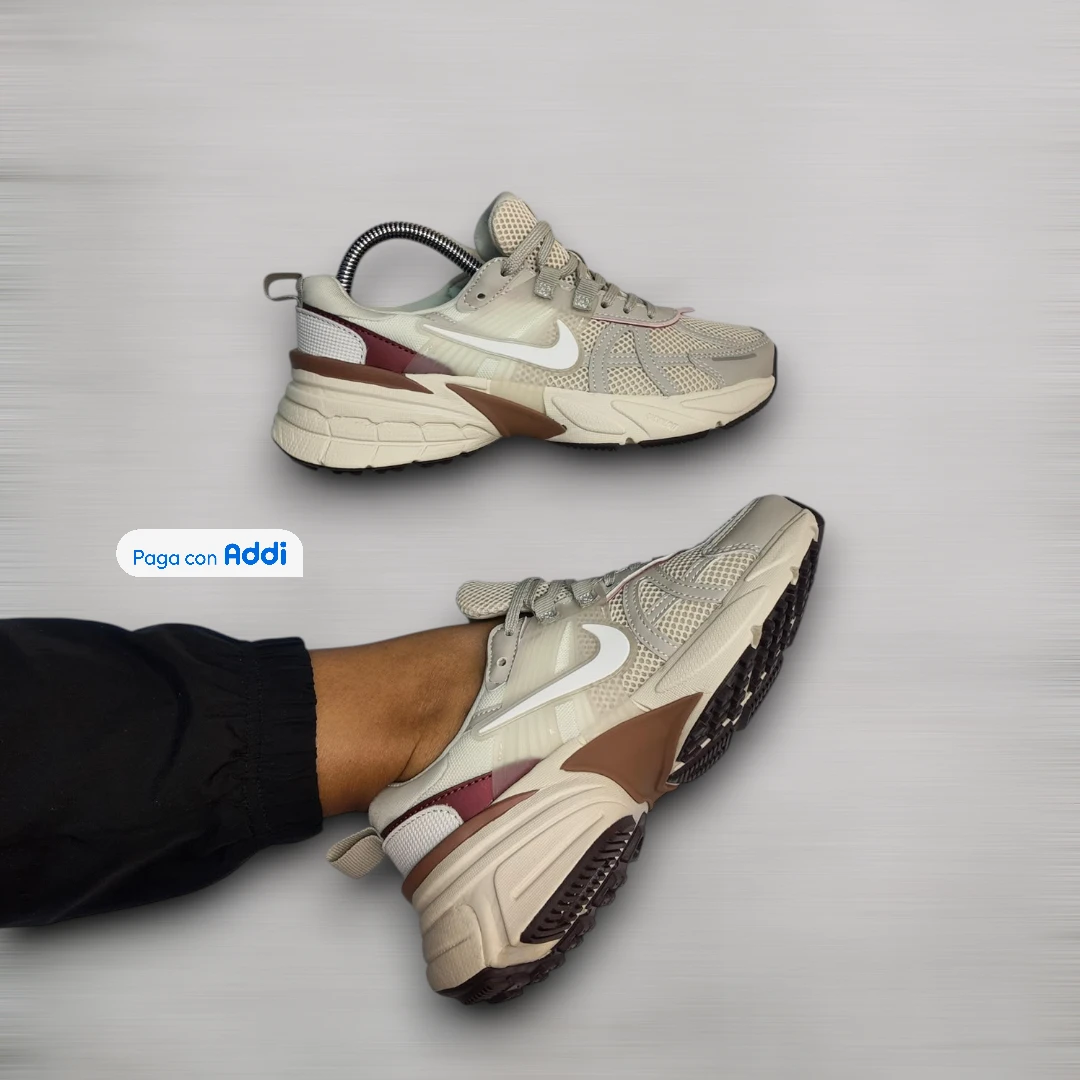 Tenis Nike V2K gris café estilo running urbano para caminar con amortiguación cómoda y diseño moderno