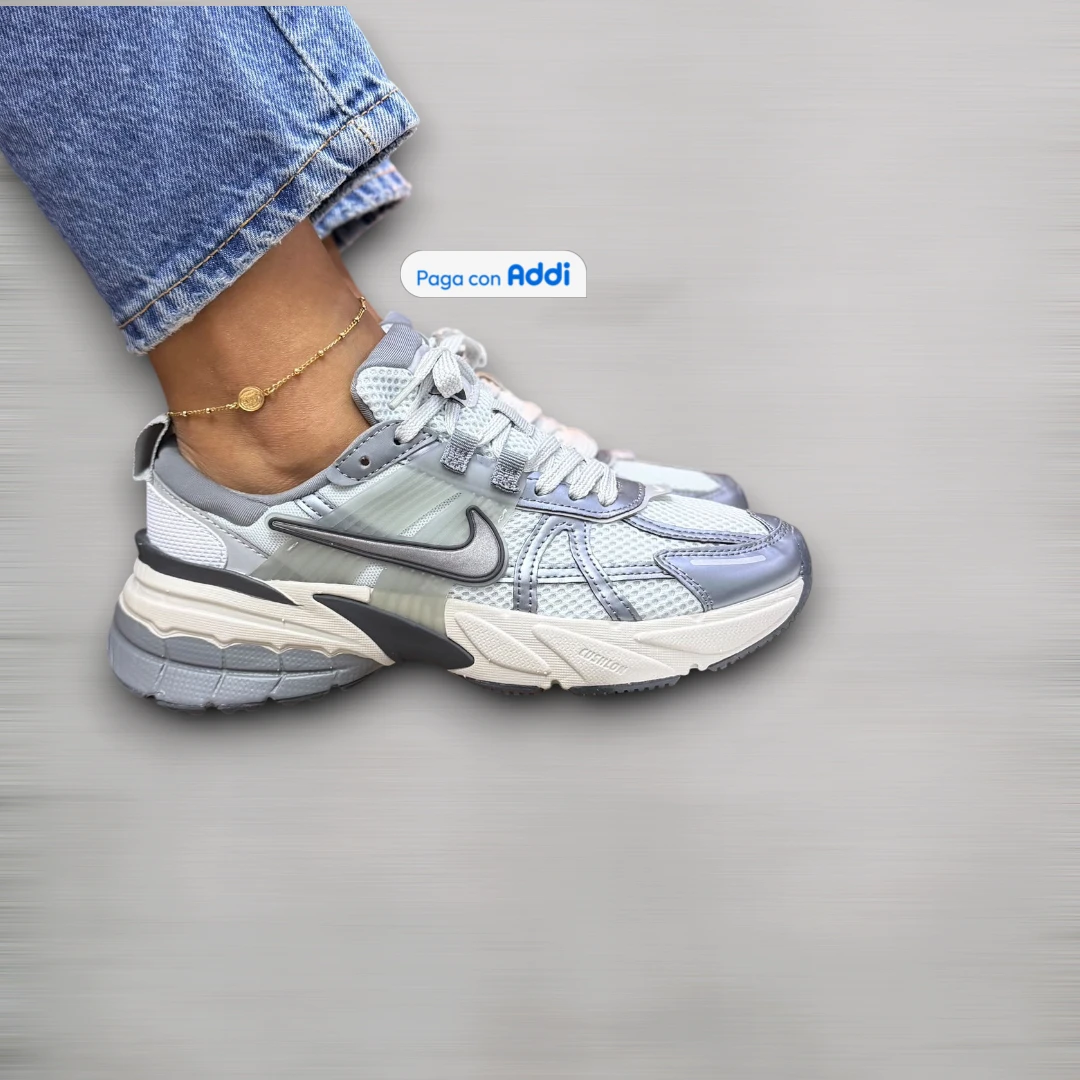 Tenis Nike V2K mujer blanco plateado azul estilo retro running para caminar, con diseño Y2K, amortiguación y comodidad urbana