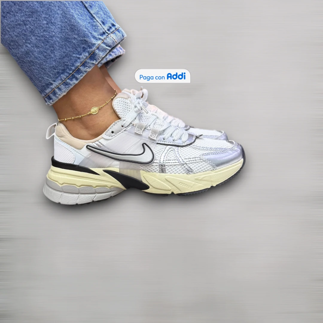 Tenis Nike V2K mujer blanco plateado negro de inspiración deportiva vintage, con detalles metalizados, soporte y confort diario