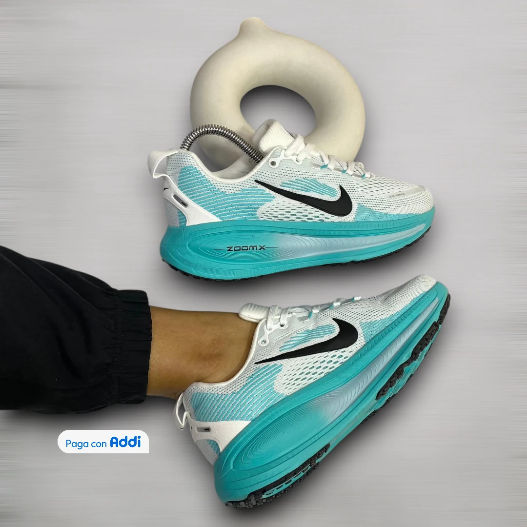 Tenis Nike Vomero 18 blanco verde negro estilo running urbano con amortiguación avanzada y confort duradero